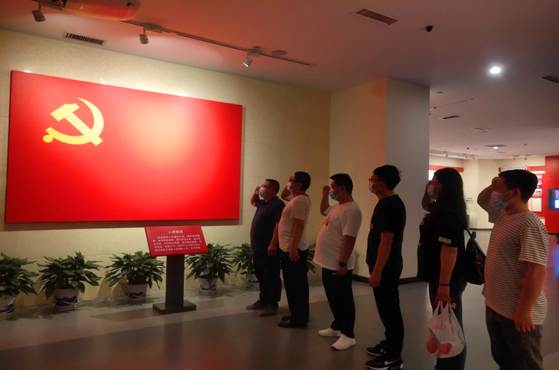 仙桃公司開展“追尋紅色足記、強(qiáng)化黨性修養(yǎng)”紅色教育活動圖1.png