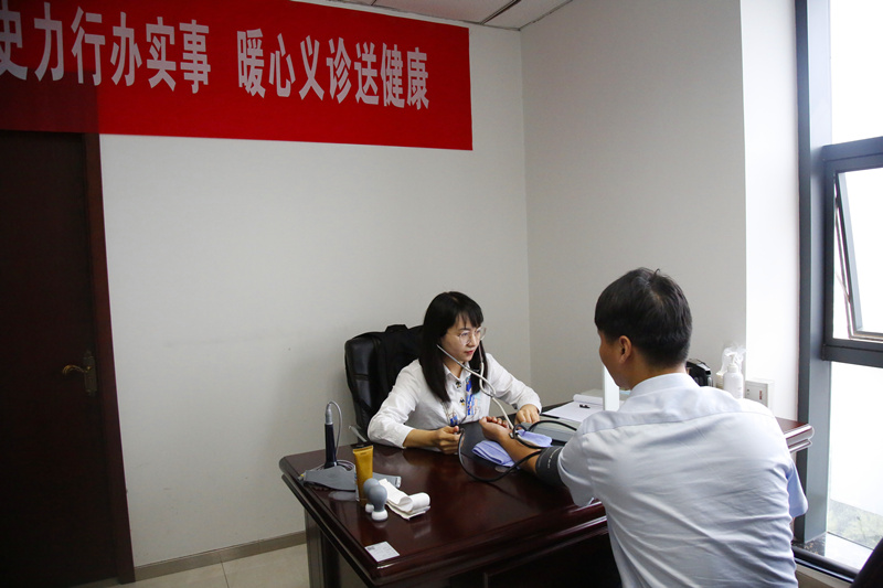 新型能源公司：全民健康生活方式日，暖心義診送健康
