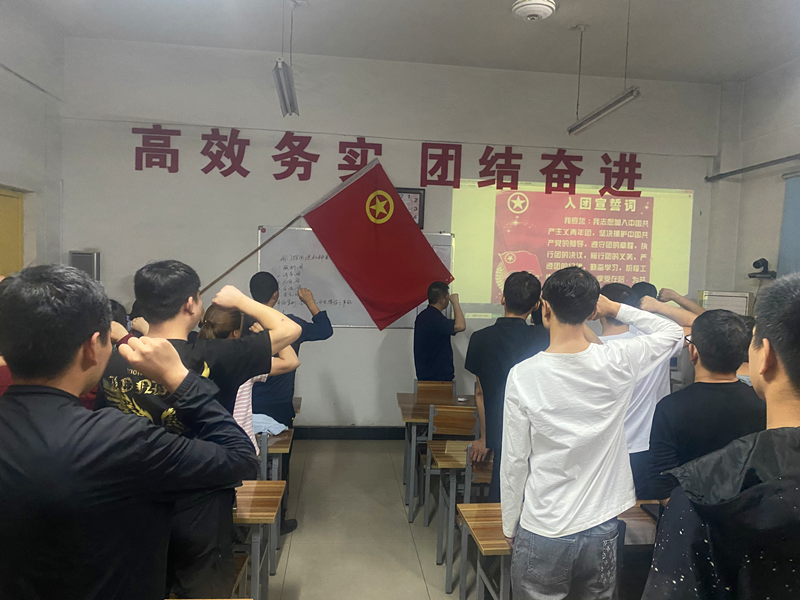 神木分公司紅柳林運(yùn)營(yíng)中心團(tuán)支部開展“從延安精神中汲取奮斗力量”主題團(tuán)日活動(dòng)