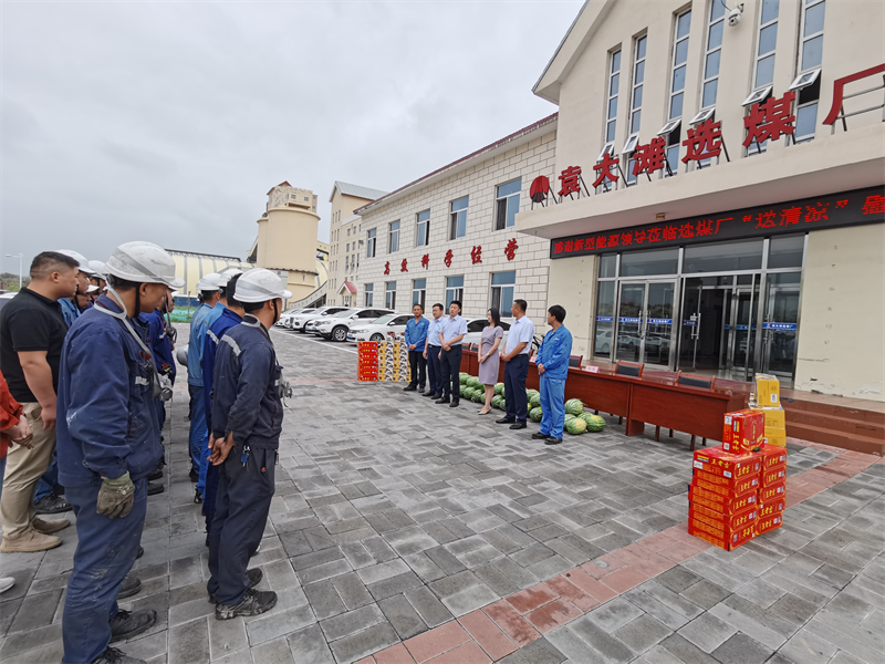 公司黨委委員、紀(jì)委書記高小軍深入陜北片區(qū)開展“夏日送清涼”慰問(wèn)活動(dòng)-1.png