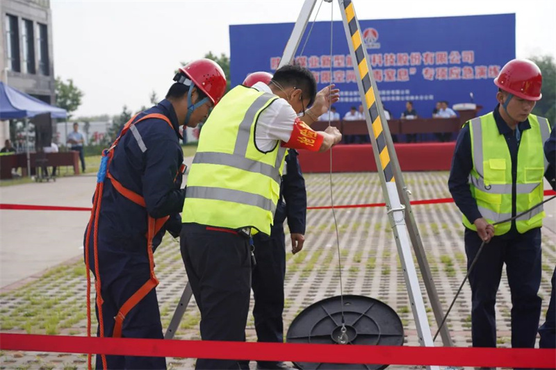 新型能源公司舉辦2022年“有限空間中毒窒息”專項(xiàng)應(yīng)急演練-2.jpg