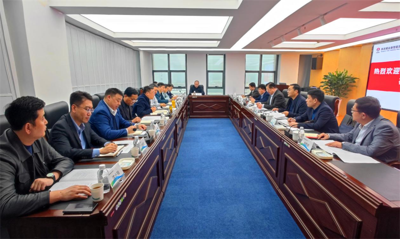 彬長礦業(yè)集團黨委書記、董事長白永明一行到公司座談交流-1.png