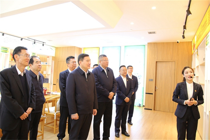 張文琪五一假期輕車簡(jiǎn)從深入陜北企業(yè)檢查安全生產(chǎn)并慰問(wèn)在崗干部職工1.jpg