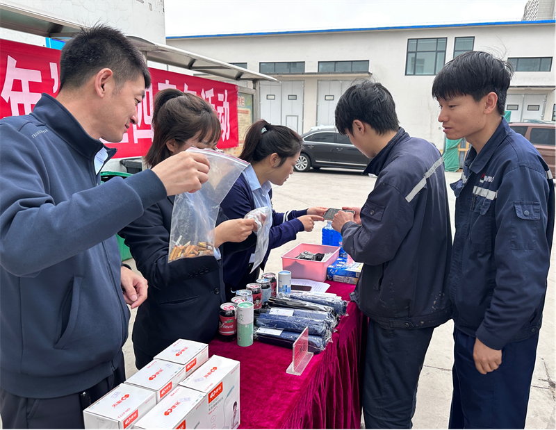 神木分公司曹家灘運營中心團(tuán)支部開展“煙頭換禮，做文明青年”活動2.png