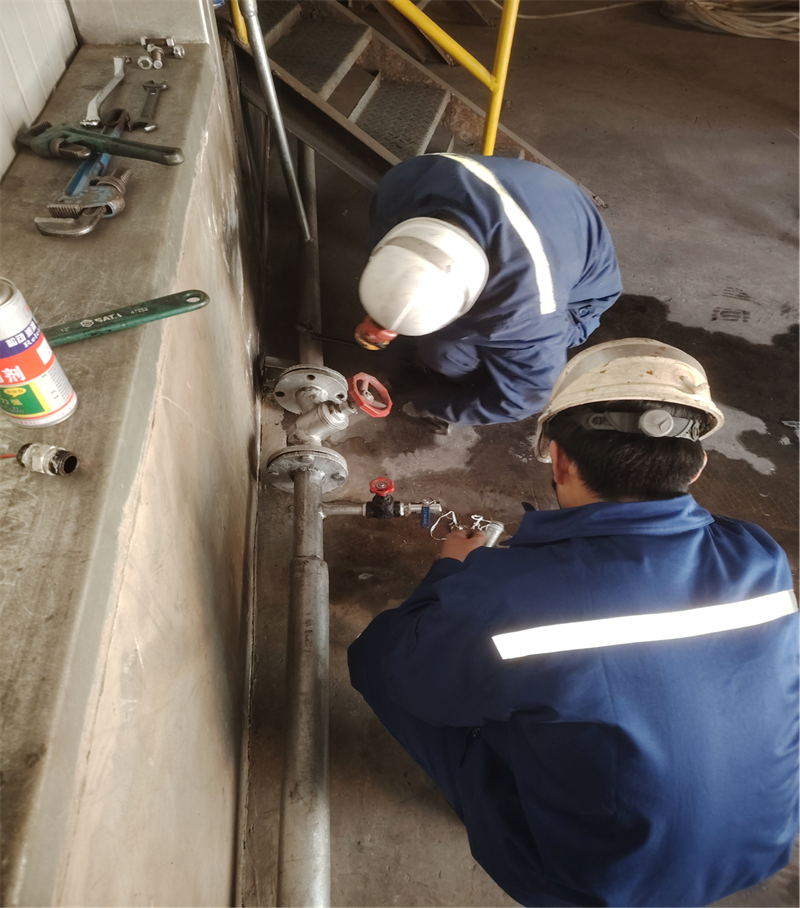 修工云鵬和趙宇在篩分車間加裝暖氣管線閥門(mén).png